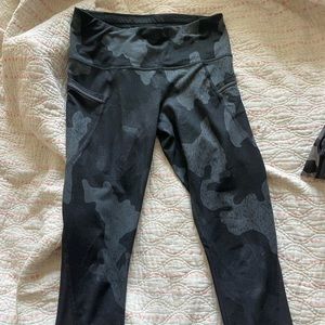 Athleta 19" capri leggings Camo